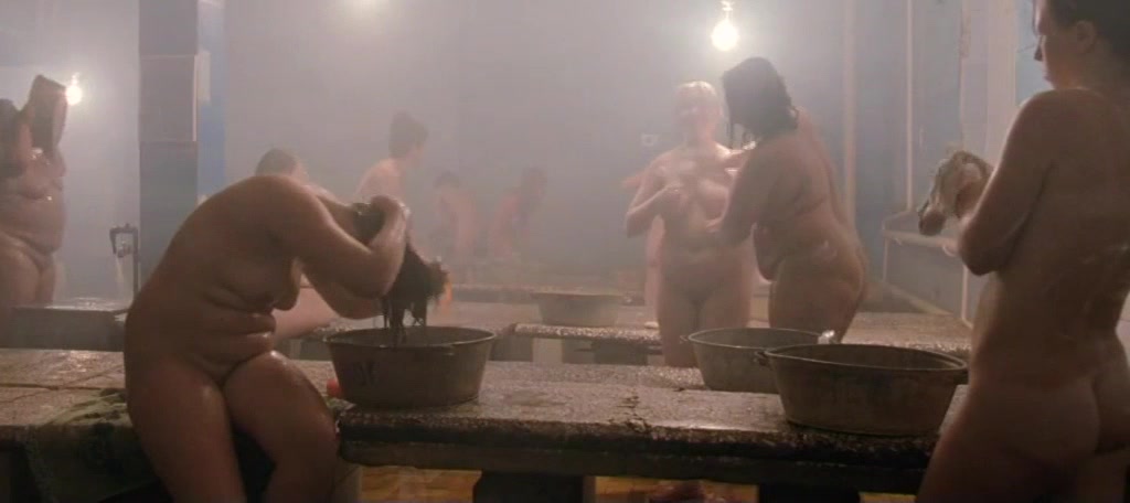 Голые женщины моются в общественной русской бане – сцена из фильма «Край» (2010)