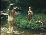голые девушки купаются на речке видео