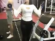 Девушка получила между ног в спортзале. Видео